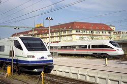 ICE-T in ETR 470 begegnen sich im Bahnhof von Singen.  © 06/1999 Andre Werske