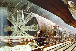 Tunnelbohrmaschine unter dem Ärmelkanal im Eurotunnel. – ca. 1989 © Wikipedia-Autor Tambo