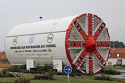 Tunnelbohrmaschine zur Erinnerung an den Eurotunnelbau in Coquelles, Frankreich – August 2013 © Wikipedia-Autor Lionel Allorge